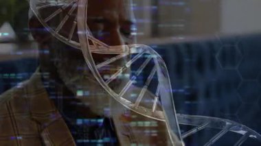 Analizciyi odaklayan kamera dizüstü bilgisayarı ve telefonu genomik analizi yönlendiren hareket eden DNA sarmalı ile kontrol ediyor. Biyoteknoloji, araştırma, yenilik, dijital, bilim, analitik, modern