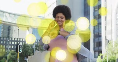 İş kadını cep telefonundan müşteriyi arıyor. Saatini kontrol ediyor ve Bokeh 'le randevusunu teyit ediyor. Kentsel, profesyonel, teknoloji, aksesuarlar, şehir manzarası, verimlilik, tarz