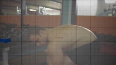 Jimnastiğe giden kişi dambılı kapıyor ve kuvvet kazancını takip eden fitness grafikleriyle eğilmiş sıra yapıyor. Kuvvet, fitness, egzersiz, eğitim, kaslı, aktif, egzersiz