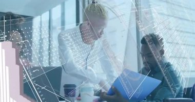 Ekip dosyaları incelerken telefon görüşmesi yapıyor ve iş görüşlerini gösteren veri tablolarını canlandırıyor. İşbirliği, takım çalışması, analitik, dijital, yenilik, modern, profesyonel