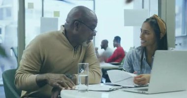 Bilgisayarlı animasyonlarla iş incelemesinde rehberlik eden yazılı belge danışmanına yaslanarak. İşbirliği, akıl hocalığı, ofis, takım çalışması, meslek, tartışma, çalışma alanı