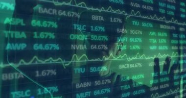 Olgun bir adam yeşil ışıklı odada VR kulaklık takıyor ve borsa analizi için hisse senetlerini manipüle ediyor. Fütürist, sürükleyici, yüksek teknoloji, analitik, arayüz, yenilik, dijital