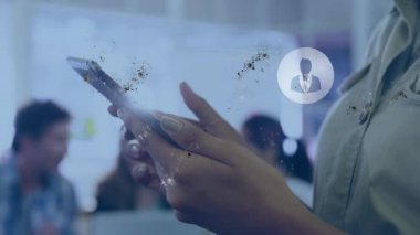 Kadınların elleri akıllı telefonları dinliyor ve dönen kullanıcı simgeleriyle iş ağı arayüzü kuruyor. Teknoloji, bağlantı, yenilik, dijital, iletişim, ağ, iş