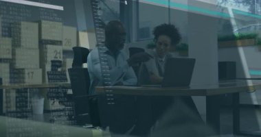 Çalışma arkadaşları masadaki dizüstü bilgisayarı işaret ediyor ve teknoloji hata ayıklama oturumu için kod kaplamasını başlatıyorlar. İşbirliği, takım çalışması, akıl hocalığı, programlama, ofis işi, modern, profesyonel