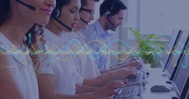 Canlandırılmış dalga formu, kulaklıklara konuşan, yazan dört ajanın müşteri desteğini başlatıyor. İş, teknoloji, iletişim, takım çalışması, modern, işbirliği, üretkenlik