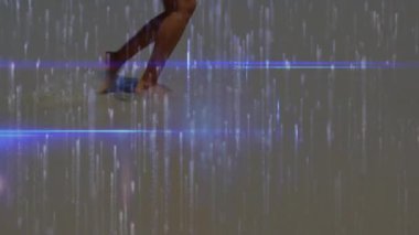 Kadının çıplak ayaklarına odaklanan kamera, kıyı keşiflerini başlatıyor, teknolojik hatları gösteriyor. Ayaklar, kıyı şeridi, yansıma, hareket, dijital efektler, sükunet, yolculuk tutkusu