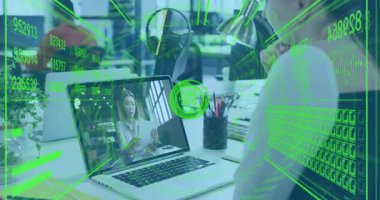 Akıllı telefona göz atan ve iş görüşmesi sırasında veri kaplamasını canlandıran uzak sunucu incelemesi. İşbirliği, dijital arayüz, profesyonellik, modernleşme çalışma alanı, takım çalışması, analitik, iletişim