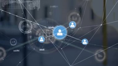 Adamlar restoranda el sıkışıyorlar ve dizüstü bilgisayar izliyorlar. Dijital arayüz ve teknoloji konsepti dijital olarak oluşturulmuş video bağlantıları.