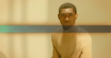 Modellik, güneş gözlüğünü alıp stüdyo parıltısı altında giymektir. Arızalı moda gösterisi. Moda, tarz, aksesuarlar, portre, minimalist, sofistike, zarafet