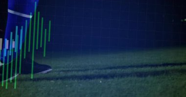 Futbolcu barlar titreşip, analitik olarak topa sürüyerek seller tarafından aydınlatılan sahaya ayak basıyor. Atletik, performans, hareket, spor, çeviklik, eğitim, dijital