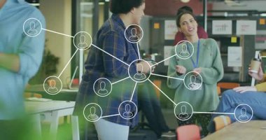 Kadın ekip akıllı telefonu çekiyor ve ofiste iş planı yapıyor. Ağ grafiklerini canlandırıyor. İşbirliği, yenilik, iletişim, modern, takım çalışması, dijital, teknoloji