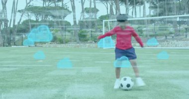 Futbol sahasında top denetimi pratiği yapan çocuk dijital bulutları etkinleştiriyor, ikili kodlar örtüşüyor. Atletik, eğitim, yenilik, teknoloji, spor, gençlik, spor