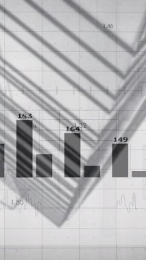 Ofis binası üzerinde finansal veri işleme animasyonu. Küresel finans, iş, bağlantılar, hesaplama ve veri işleme kavramı dijital olarak oluşturulmuş video.