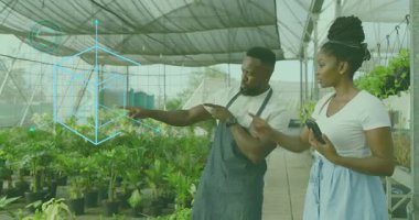 Kadın, fidanlık bitkisinin boyutlarını belirlerken telefonu 3D küp şeklinde fırlatıyor. Botanik, teknoloji, yenilik, bahçıvanlık, eğitim, profesyonellik, çevre