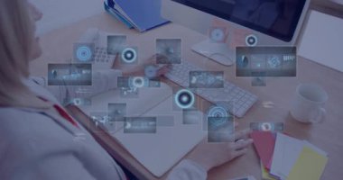 İş analizi için klavye yazan ve yüzen mavi holografik veri modülleri üreten bir kadın. Teknoloji, yenilik, veri görselleştirme, çalışma alanı, profesyonel, gelecekçilik, dijital arayüz