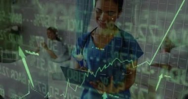 Sağlık hemşiresi pano notlarını gözden geçirirken yeşil çizelge hastanın iyileşmesini engelliyor. Tıbbi, bakım, analiz, profesyonellik, şefkat, dijital, klinik