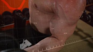 Fitness meraklısı kıvrımlı dambıllar ızgara ve kırmızı grafik güç takibi yaparken. Güç, antrenman, spor, kas, performans, dayanıklılık, spor