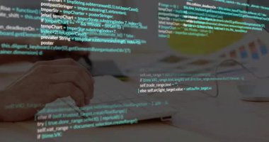 Kod kaplaması ile tetiklenen geliştirici eller JavaScript yazarken kod planlaması için notlar çiziyor. Teknoloji, programlama, yenilik, çalışma alanı, konsantrasyon, yaratıcılık, dijital