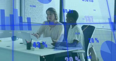 Bilgisayarı açan sol kadın, veri kaplamasını iş görüşü için raporları inceleyen doğru kadın olarak gösteriyor. İşbirliği, takım çalışması, analiz, modern, ofis, üretkenlik, beyin fırtınası.