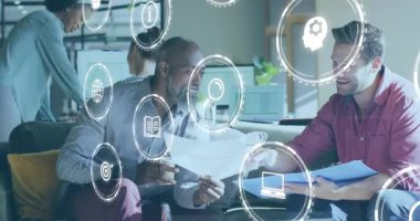 İşletme ekibi şeffaf veri simgeleri girdap oluştururken basılı sayfaları değiştiriyor. İşbirliği, takım çalışması, yenilik, strateji, analiz, iletişim, modern