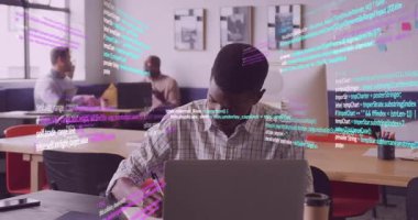 Geliştirici dizüstü bilgisayar açıyor ve kodlama için notlar yerleştirirken meslektaşlar 3D kod girdabı olarak konuşuyorlar. İşbirliği, yenilik, teknoloji, beyin fırtınası, yaratıcılık, modern, fütüristik