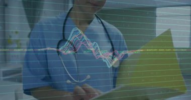 Hemşire hemşireler hasta verilerini durdururken hemşire istasyonundaki dalga şeklini izliyorlar. Sağlık, tıbbi, analiz, teknoloji, profesyonellik, konsantrasyon, kesinlik