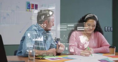 İşletme analizinde ortaya çıkan hologram çizelgeleri olarak notlar tutan danışman. İşbirliği, veri görselleştirme, takım çalışması, modern, profesyonel, yenilik, analiz