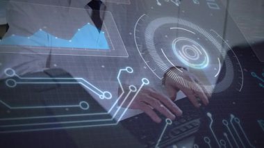 Üst düzey erkek klavyede yazı yazarak HUD 'yi etkinleştiriyor özellikleri kaldırıyor ve teknik analiz için grafiği inceliyor. Teknoloji, veri görselleştirme, yenilik, fütürizm, iş, analitik, dijital arayüz