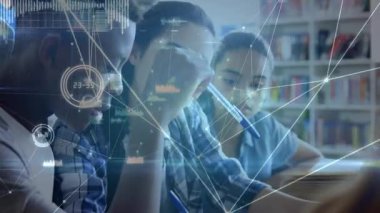 Okul kütüphanesinde dijital tablet kullanan çocuklar 4K.