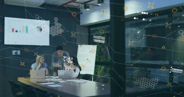 İş toplantısında veri donanımları zayıflarken üç meslektaşına harita analizinde rehberlik eden bir adam. İşbirliği, takım çalışması, veri analizi, kurumsal, modern, sunum, profesyonel