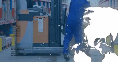 Depo işçisi, kolları kavrama paleti, saydam dünya izleme envanterini örtüyor. Lojistik, endüstriyel, ulaşım, otomasyon, dağıtım, verimlilik, üretim