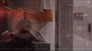 Kol saatine bakıyorum, moladaki adam ofis koridoruna yaslanıyor telefonu kaydırıyor ve kahveyi yudumluyor. Modern, profesyonel, gelişigüzel, minimalist, kentsel, işyeri, rahat