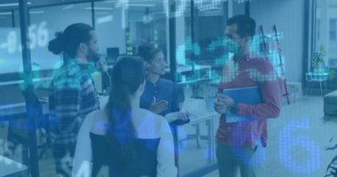 Evrakları düzenleyen ve iş brifingi veren bir kadın, titreşen veri örtüleriyle tartışan bir ekip. İşbirliği, takım çalışması, girişim, profesyonel, beyin fırtınası, tartışma, iletişim