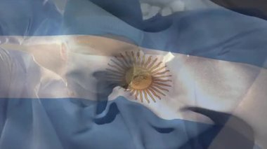Park halindeki araba kabinindeki cerrahi kapağı ayarlayan sıhhiye şeffaf Arjantin bayrağının dalgalanmasına neden oluyor. Tıbbi, sağlık, profesyonel, durağan, vatansever, sembolik, bastırılmış