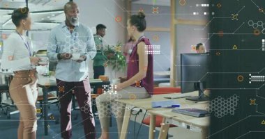 Karşılıklı selamlaşan meslektaşlar ve altıgen kaplama ile ofiste kahve tartışması başlatıyorlar. Profesyonel, işbirlikçi, modern, kurumsal, ağ, iletişim, teknoloji