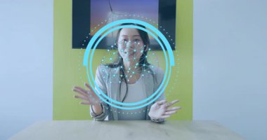 Tıbbi doktor, klinikte holografik tarama başlatırken cihazı alır ve döndürür. Sağlık, teknoloji, yenilik, fütüristik, profesyonel, biyometrik, dijital