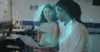 Ofisteki kadın laptop ekranını yerleştiriyor ve teknolojik veri incelemesi için holografik dünyayı döndürüyor. İşbirliği, teknoloji, yenilik, dijital, modern, takım çalışması, profesyonellik