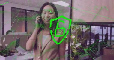 İş kadını telefonda konuşurken, verileri üst üste koyup asma kilit simgesini kilitliyor. Teknoloji, siber güvenlik, profesyonel, dijital, modernlik, iletişim, güven