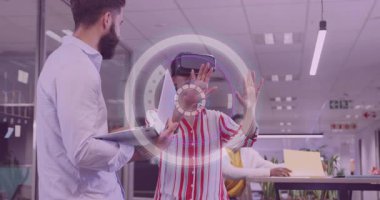 VR 'ı tanıtan kadın, kulaklığı takıyor. Gelişim çemberi ve iş arkadaşı gözetimi ile HUD dönüşünü etkinleştiriyor. Teknoloji, yenilik, işbirliği, fütürizm, dijital ağ oluşturma, üretkenlik