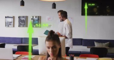 Bir kadın daktilo ediyor, iki meslektaşı klasöre yaklaşıyor ve neon oklar satışları yükseltiyor. İşbirliği, ofis, takım çalışması, analitik, şirket, iletişim, profesyonel