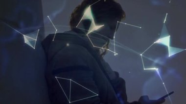 Akıllı telefonları dinleyen bir kadın yörünge hatlarına neden oluyor ve teknolojik demo için dönen bir dünya oluşturuyor. Gelecek, teknoloji, dijital, bağlantı, siber, yenilik, soyut