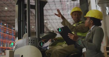 Depo operatörleri ölçümleri tartışıyor ve forklift ve pano etrafında veri simgeleri oluşturuyorlar. Sanayi, lojistik, verimlilik, sürdürülebilirlik, analitik, güvenlik, takım çalışması