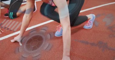 Animasyon şeridiyle koşan iki kadın spor yapmak için koşuya hazırlanıyor. Atletizm, takım çalışması, kararlılık, rekabet, motivasyon, modern, dinamik