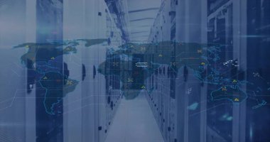 Dünya haritası ve bilgisayar sunucuları üzerinde dijital veri işleme animasyonu. Küresel siber güvenlik, bağlantılar, hesaplama ve veri işleme kavramı dijital olarak oluşturuldu.