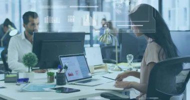 İş arkadaşları tuş vuruşları yazıyorlar veri analizi çubuğu çizelgelerini senkronize ediyorlar dünyayı kavrayışlar için çeviriyorlar. İşbirliği, takım çalışması, teknoloji, veri, analitik, modern, profesyonel