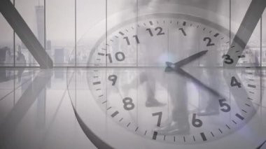 Ofiste yürüyen iş adamlarının düşük seviyeli kesiminin zaman akışına karşı zaman daralmasının animasyonu. Bilgisayar arayüzü ve iş teknolojisi kavramı