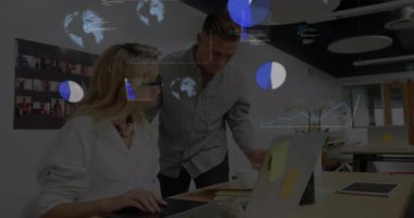 Meslektaşı olarak dizüstü bilgisayarda yazan kadın sohbete yaklaşıyor ve başlıyor. Veri analizi için grafikler yükseliyor. İşbirliği, veri görselleştirme, takım çalışması, ofis, teknoloji, yenilik, profesyonel