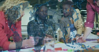 Kırmızı kalemi geçen ve iş planlaması için animasyon dünya haritasını etkinleştiren dört profesyonel. İşbirliği, takım çalışması, yenilik, veri görselleştirme, beyin fırtınası, dijital arayüz, modern ofis