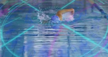 Yüzücü idman havuzunda serbest stil vuruşunu başlatıyor HUD 'nin altında süzülerek takip ritmini ayarlıyor. Su sporu, fitness, teknoloji, hareket, atlet, spor, performans