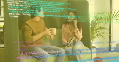 Erkek kodlayıcı kahve fincanını kaldırıyor ve meslektaşımla kod tartışması yapıyor, kod kaydırma başlatılıyor. İşbirliği, takım çalışması, yenilik, modern, teknoloji, çalışma alanı, iletişim